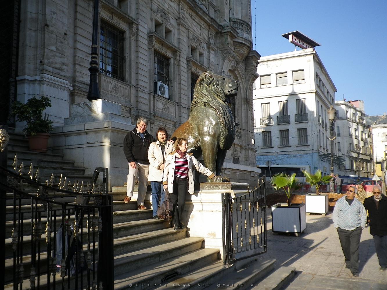 1193 souvenir devant le lion d'oran.JPG